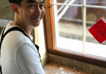 黄磊为家人做饺子满脸幸福 网友的评论亮了
