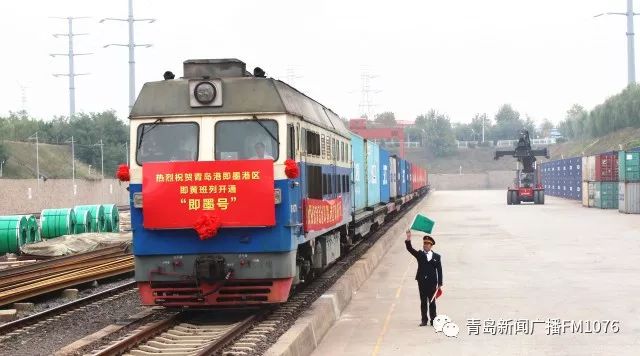 2.全面启动跨境电商小镇建设 跨境电商小镇是省级特色小镇之一,对带动激发区域西部地区发展活力起着重要作用。核心区占地280亩,其中先行试验区80亩。目前已完成外立面改造、景观及施工图设计,外立面改造和内部简装完成80%。小镇核心区将重点打造众创空间、会展中心、文化中心、青年公寓、国际陆港创业中心、配套服务、休闲商业街等功能板块。 跨境电商小镇作为产城融合、产业融合跨界发展的重要载体,结合蓝村小城市建设,按照“智慧物流+跨境电商+市场贸易”发展思路,以“让世界只有一个小