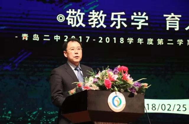 在典礼的最后,孙先亮校长以“大格局,大视野”为主题,从发生在二中学子身上的故事入手,提出了“以礼立身,心怀天下”的观点。孙校长指出大格局是一种修养与胸襟,是“会当凌绝顶,一览众山小”的大视野;大格局是一种理想与情操,是“长风破浪会有时,直挂云帆济沧海”的大境界;大格局是一种思维与谋略,是“行到水穷处,坐看云起时”的大智慧。二中的再造教育模式和教育生态,正在锻造学生思维的大智慧和笑对困难