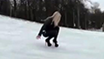 妹子穿高跟鞋在冰面上行走 结果悲催了!