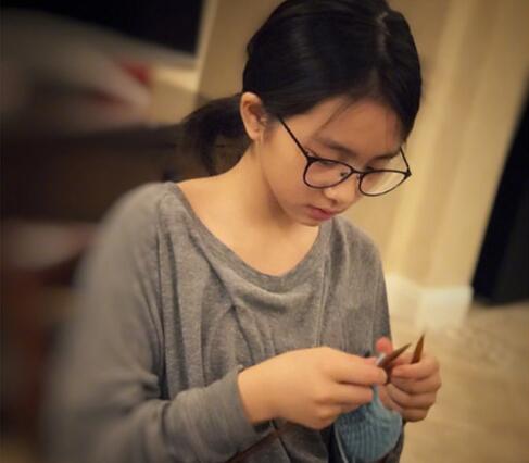 黄磊女儿多多织毛线，但网友都在关心她戴的眼镜