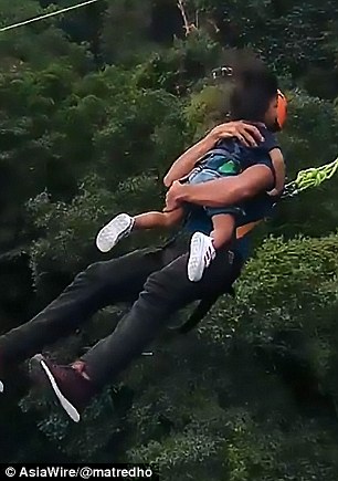 荒唐！男子抱着两岁女儿玩蹦极 从60米高跳下
