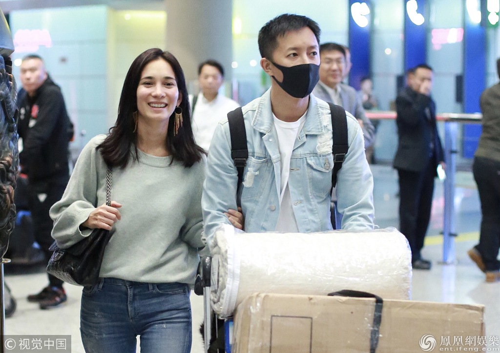合体撒狗粮!卢靖姗挽着韩庚现身机场
