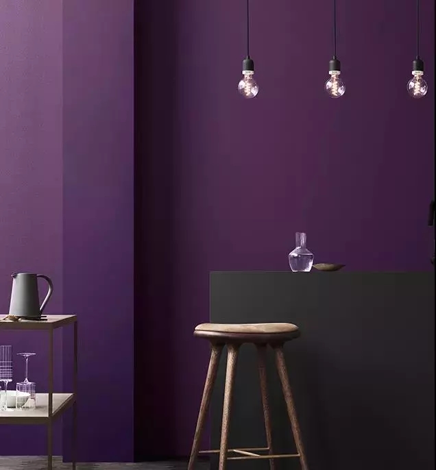 小面积深紫色墙面,让整个空间呈现出一种富丽且有疏远度的高贵.