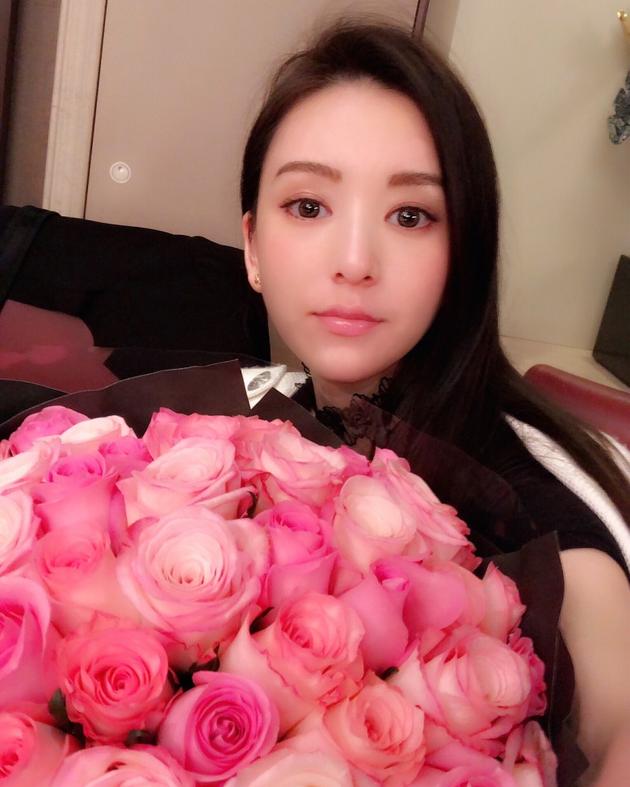 结婚两周年在即 方媛获郭富城赠超大束粉色玫瑰