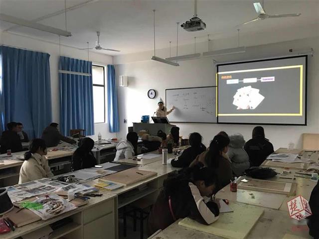 武汉一高校开网络游戏课 授课女教师游龄16年