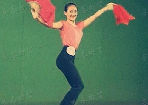 章子怡15岁舞蹈比赛旧照曝光 身材出众长相甜美