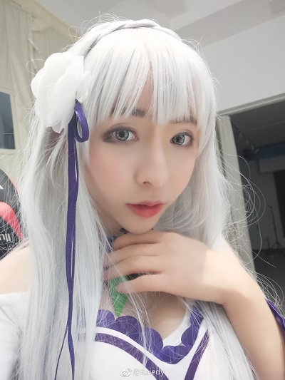 虎牙性感女主播入江闪闪 被嘲最菜愤然找师傅