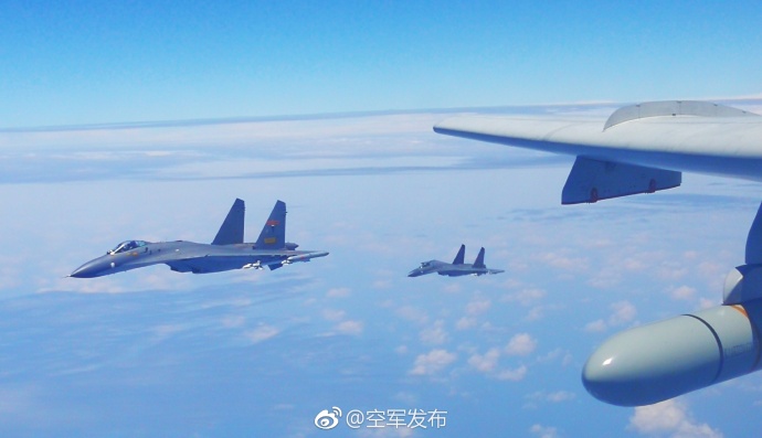 中国空军多架轰炸机、侦察机成体系“绕岛巡航”