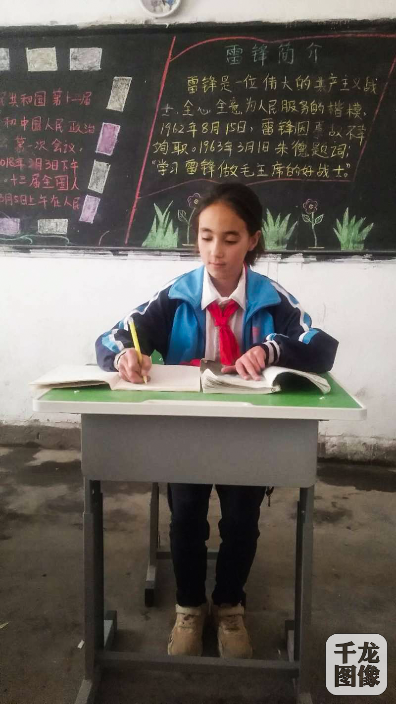 来自首都的支援合作，北京丰台捐赠和田学校1055套崭新桌椅
