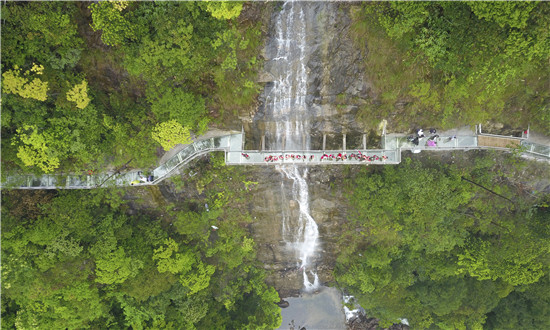 峡谷瀑布中的高空刺激汝城九龙江水幕玻璃栈道开通