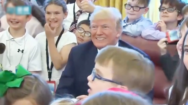 特朗普被孩子们围住疯狂要签名 微笑合照下一秒就变脸