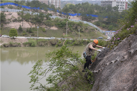 平江石牛寨悬崖商店正式对外营业 距地面百余