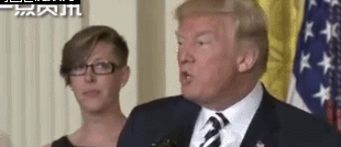 美国年度教师拒绝和特朗普握手 还给他一个白眼