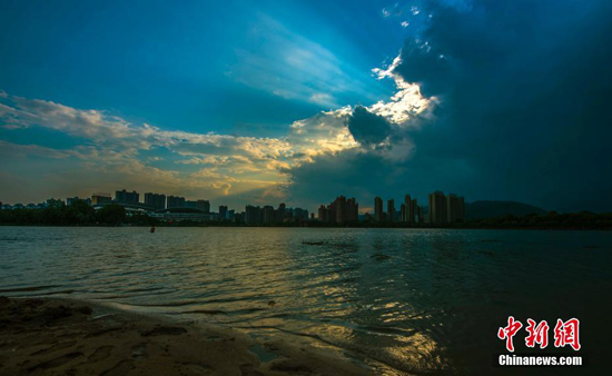 强对流天气来袭 新余上空风云变幻(图)