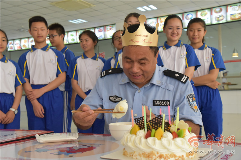 陕西渭南一中学为护学交警庆生 送蛋糕唱生日歌