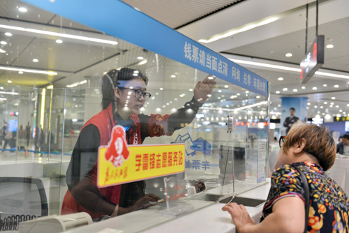 助力青岛上合峰会 地铁志愿者用服务传递城市