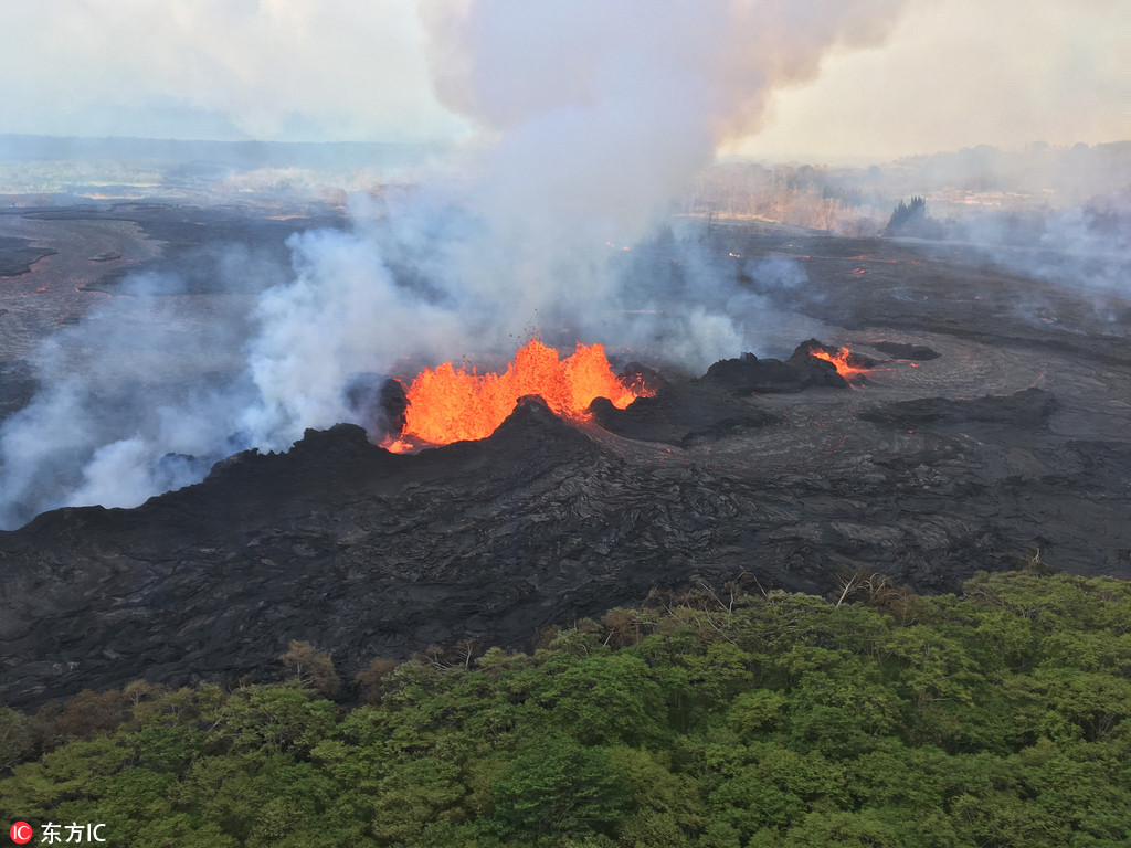 冒死实拍夏威夷基拉韦厄火山喷发时的毁灭性的景象