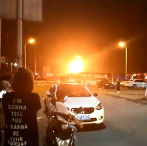 天津滨海新区油罐车起火 消防部门称无人员伤亡