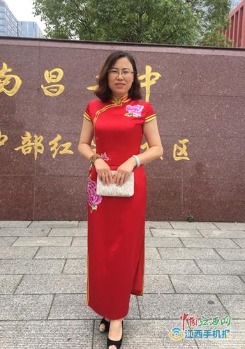 高考第一天 陪考妈妈身穿旗袍 盼孩子旗开得胜