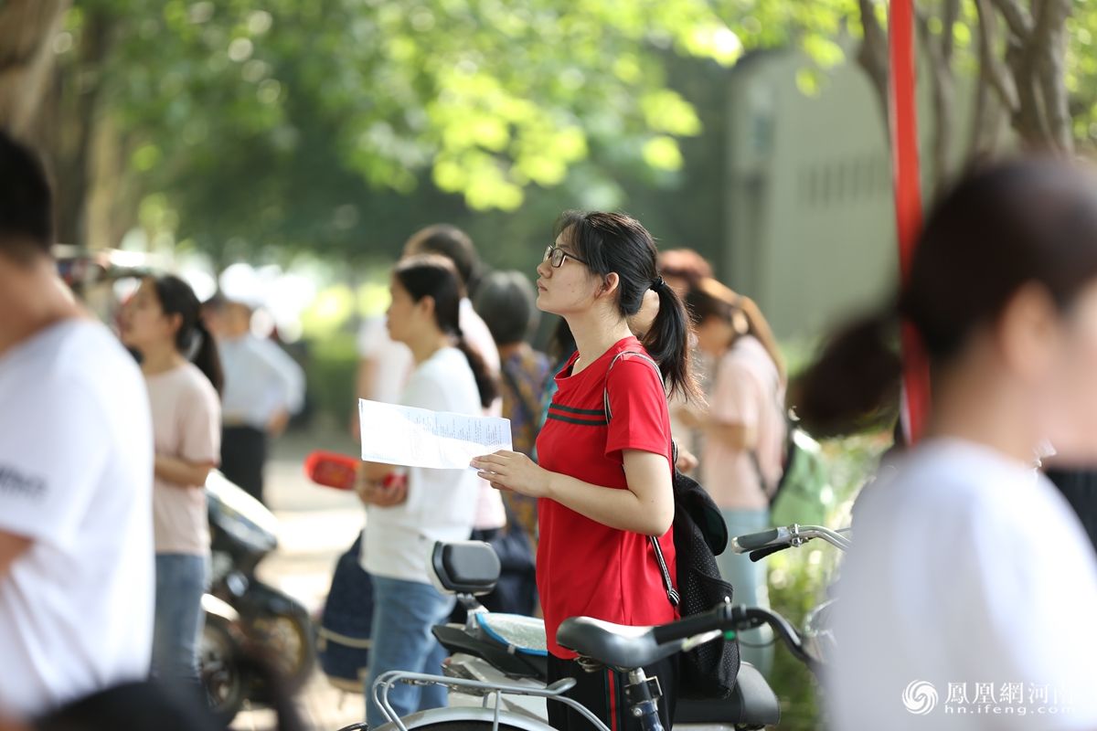 今年参加高考的学生大多是2000年出生,这意味着首批"00后"正式走进