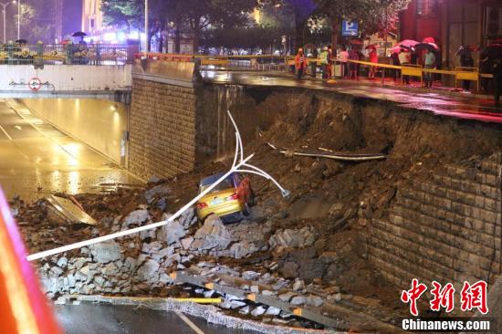 哈尔滨一地下桥引桥墙体坍塌 出租车掉落