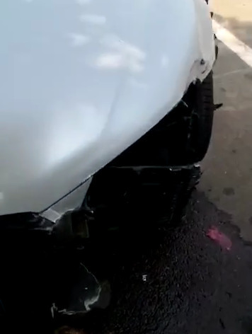 北京一粤A跑车撞交警闯卡 车窗破碎