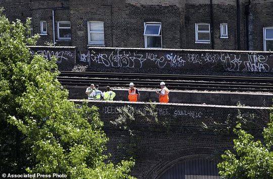 英国3名艺术家铁轨上涂鸦 遭火车碾压身亡