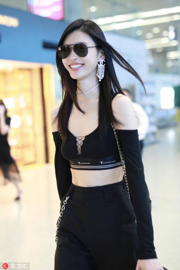 奚梦瑶化身性感女特工 穿露脐装撩发女人味十