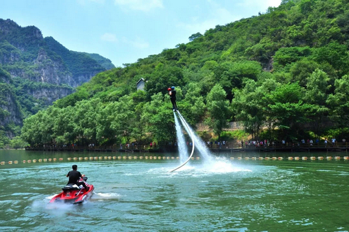 旅游这个夏天,青天河景区极限飞行体验馆带你飞越青天河,鸟瞰山野溪流