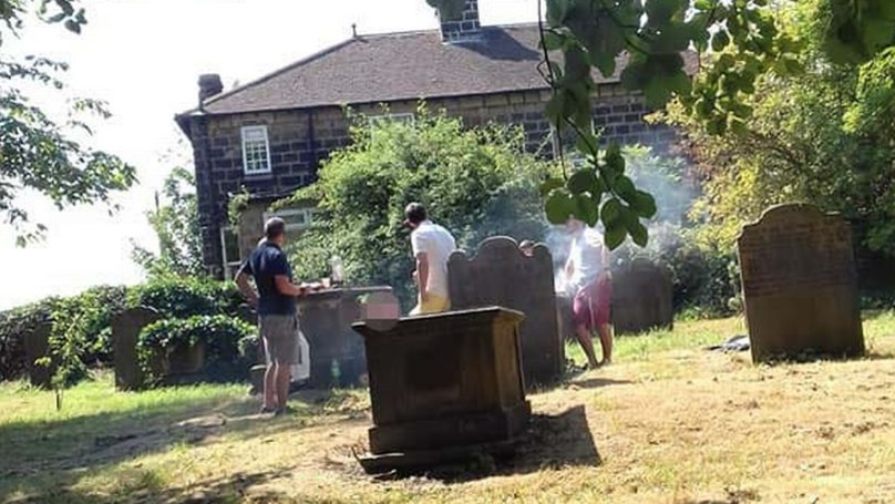 英国青年在公墓用墓碑烧烤 引发众怒