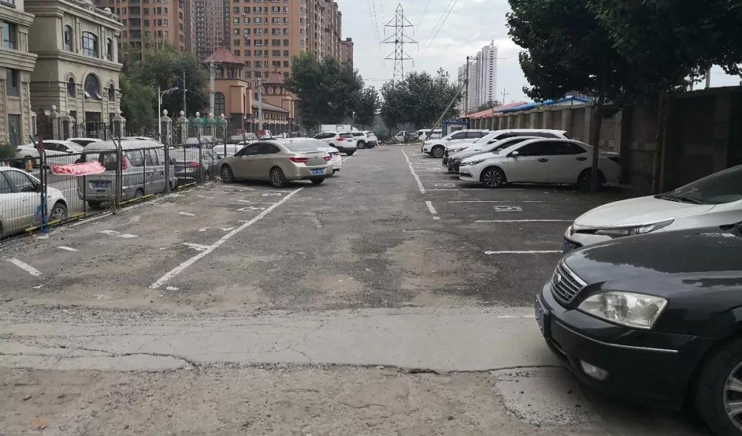 哈尔滨香坊区有人私圈停车场 收费员:我们不归地方管