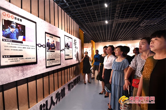 进贤县百余名领导干部配偶参观廉政教育中心(