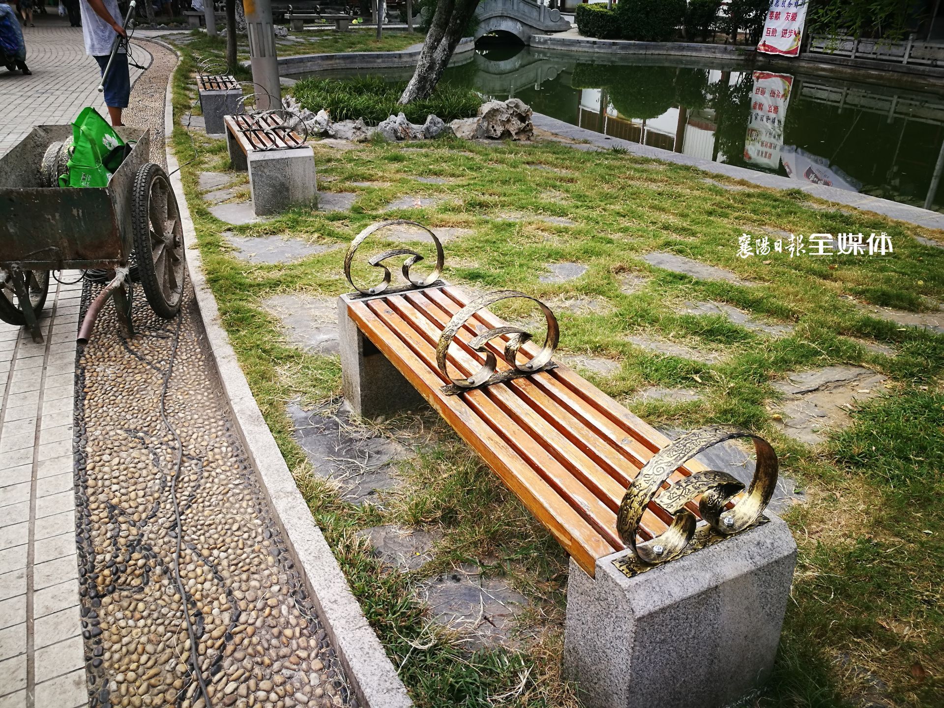 公园长椅加装扶手 专治躺卧不文明行为