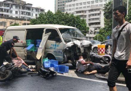 南宁一面包车制动失灵连撞8车致4死 司机已被刑拘