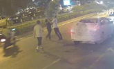 2男子因乘车纠纷当街打斗 抬头发现打到派出所门口