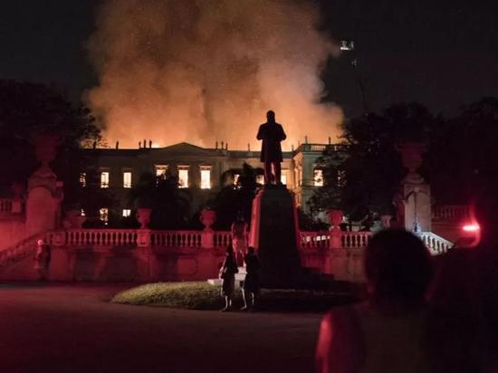 巴西国家博物馆遭遇大火 200年历史一夜＂灰飞烟灭＂