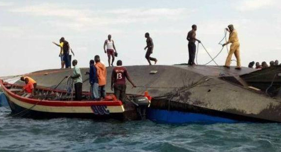 坦桑尼亚一艘渡轮疑因超载翻沉，至少136人遇难
