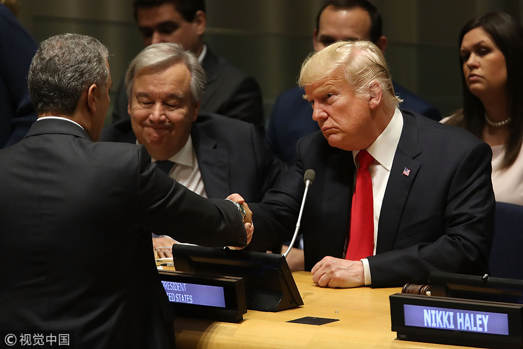 特朗普出席联合国会议 与身边人“交头接耳”
