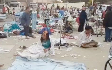 印尼7.5级强震引发海啸,灾后地面严重龟裂塌陷,现场救援画面曝光