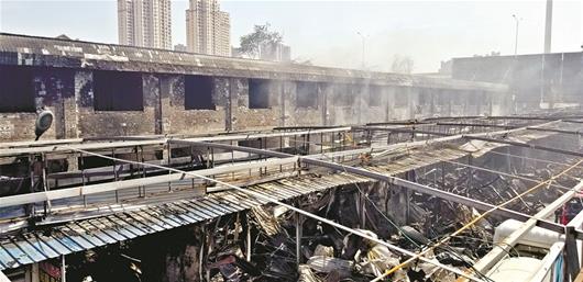 武昌白沙洲大道烽火汽配城深夜失火 殃及至少