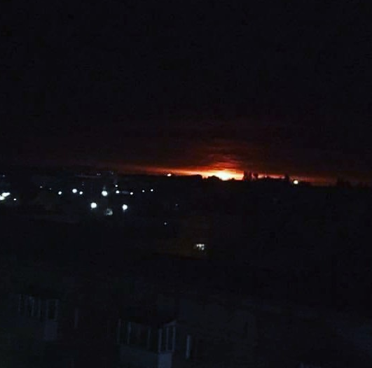 乌克兰一座军火库发生爆炸 附近上万人被疏散
