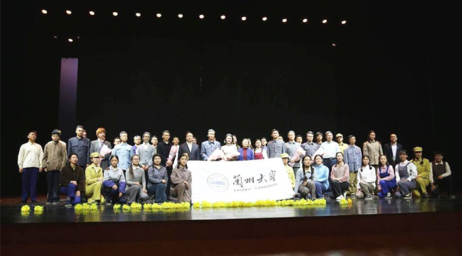 凤凰网娱乐直击话剧《岁月有痕》北大现场