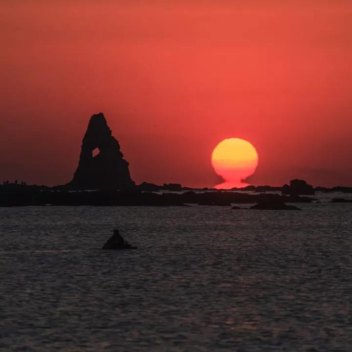 中国罕见的海蚀柱伴日出,就在冬季的青岛石老人!
