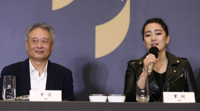 巩俐和李安出席金马奖记者会 化黑眼线女王范十足
