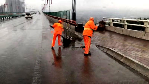铜川市交通部门积极做好雨雪天公路防滑安全保畅工作