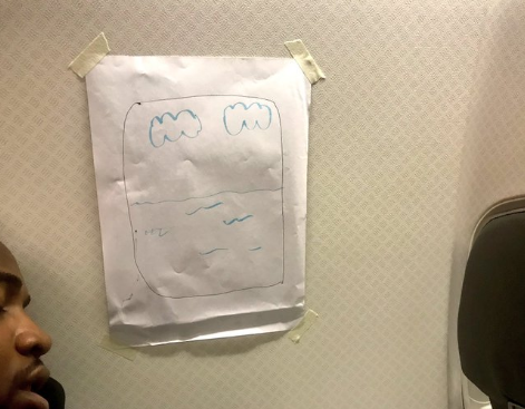 乘客飞机上要换靠窗座 空乘竟用纸画了个