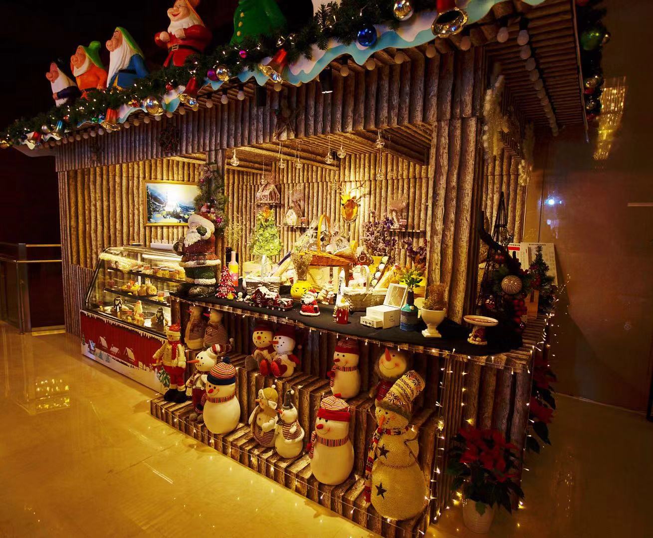 漂亮的餐桌上有圣诞装饰品，蜡烛和灯笼照片摄影图片_ID:302593418-Veer图库