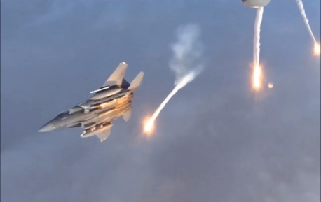 我国歼16成为了新一代网红战机，有着高效能的作战协力！