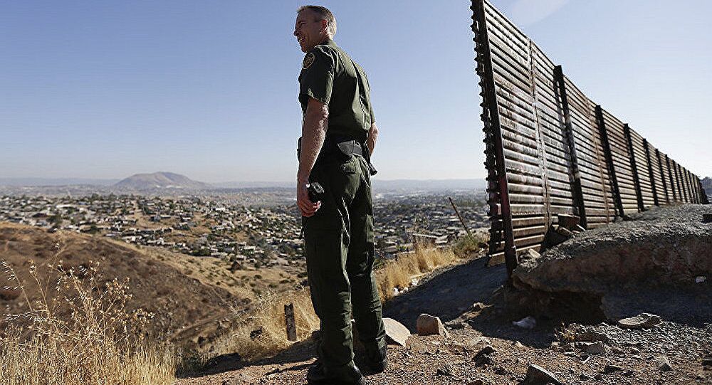 墨西哥官员：约800名移民在试图前往美国时被捕